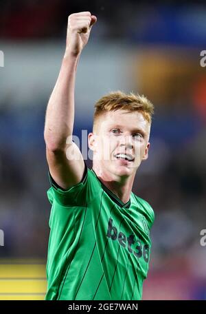 Sam Clucas von Stoke City feiert, nachdem Leo Ostigard das dritte Tor seiner Seite beim Spiel der Sky Bet Championship im Swansea.com Stadium in Swansea erzielt hat. Bilddatum: Dienstag, 17. August 2021. Stockfoto