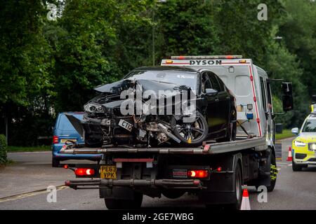 Sunninghill, Berkshire, Großbritannien. August 2021. Ein Teil der A329 wurde heute Nachmittag nach einem Verkehrsunfall geschlossen. Die RTA ereignete sich in der Nähe der berüchtigten gefährlichen T-Kreuzung auf der B383 an der Buckhurst Road und der A329. Zwei Autos wurden schwer beschädigt und die Mauer eines Wohngrundstücks auf der A329 wurde abgerissen. Ein Krankenwagen war am Unfallort anwesend. Quelle: Maureen McLean/Alamy Live News Stockfoto