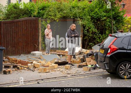 Sunninghill, Berkshire, Großbritannien. August 2021. Ein Teil der A329 wurde heute Nachmittag nach einem Verkehrsunfall geschlossen. Die RTA ereignete sich in der Nähe der berüchtigten gefährlichen T-Kreuzung auf der B383 an der Buckhurst Road und der A329. Zwei Autos wurden schwer beschädigt und die Mauer eines Wohngrundstücks auf der A329 wurde abgerissen. Ein Krankenwagen war am Unfallort anwesend. Quelle: Maureen McLean/Alamy Live News Stockfoto