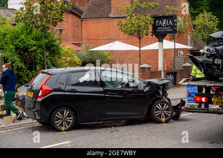Sunninghill, Berkshire, Großbritannien. August 2021. Ein Teil der A329 wurde heute Nachmittag nach einem Verkehrsunfall geschlossen. Die RTA ereignete sich in der Nähe der berüchtigten gefährlichen T-Kreuzung auf der B383 an der Buckhurst Road und der A329. Zwei Autos wurden schwer beschädigt und die Mauer eines Wohngrundstücks auf der A329 wurde abgerissen. Ein Krankenwagen war am Unfallort anwesend. Quelle: Maureen McLean/Alamy Live News Stockfoto