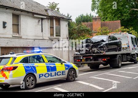 Sunninghill, Berkshire, Großbritannien. August 2021. Ein Teil der A329 wurde heute Nachmittag nach einem Verkehrsunfall geschlossen. Die RTA ereignete sich in der Nähe der berüchtigten gefährlichen T-Kreuzung auf der B383 an der Buckhurst Road und der A329. Zwei Autos wurden schwer beschädigt und die Mauer eines Wohngrundstücks auf der A329 wurde abgerissen. Ein Krankenwagen war am Unfallort anwesend. Quelle: Maureen McLean/Alamy Live News Stockfoto