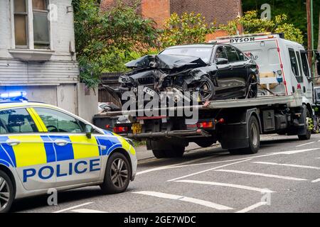 Sunninghill, Berkshire, Großbritannien. August 2021. Ein Teil der A329 wurde heute Nachmittag nach einem Verkehrsunfall geschlossen. Die RTA ereignete sich in der Nähe der berüchtigten gefährlichen T-Kreuzung auf der B383 an der Buckhurst Road und der A329. Zwei Autos wurden schwer beschädigt und die Mauer eines Wohngrundstücks auf der A329 wurde abgerissen. Ein Krankenwagen war am Unfallort anwesend. Quelle: Maureen McLean/Alamy Live News Stockfoto