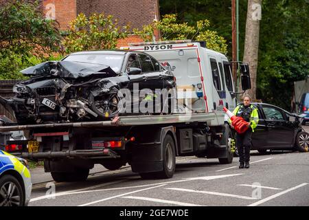 Sunninghill, Berkshire, Großbritannien. August 2021. Ein Teil der A329 wurde heute Nachmittag nach einem Verkehrsunfall geschlossen. Die RTA ereignete sich in der Nähe der berüchtigten gefährlichen T-Kreuzung auf der B383 an der Buckhurst Road und der A329. Zwei Autos wurden schwer beschädigt und die Mauer eines Wohngrundstücks auf der A329 wurde abgerissen. Ein Krankenwagen war am Unfallort anwesend. Quelle: Maureen McLean/Alamy Live News Stockfoto