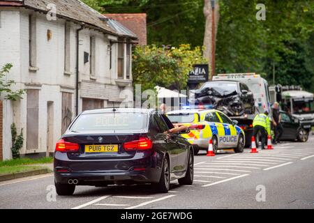 Sunninghill, Berkshire, Großbritannien. August 2021. Ein Teil der A329 wurde heute Nachmittag nach einem Verkehrsunfall geschlossen. Die RTA ereignete sich in der Nähe der berüchtigten gefährlichen T-Kreuzung auf der B383 an der Buckhurst Road und der A329. Zwei Autos wurden schwer beschädigt und die Mauer eines Wohngrundstücks auf der A329 wurde abgerissen. Ein Krankenwagen war am Unfallort anwesend. Quelle: Maureen McLean/Alamy Live News Stockfoto