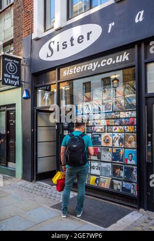 Sister Ray Record Shop in der Berwick Street im Londoner Unterhaltungsviertel Soho. 1989 gegründet, erschien es auf dem Cover eines Oasis-Albums. Stockfoto