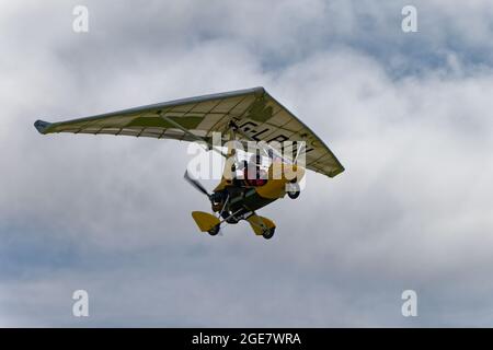 P und M Aviation Quik R G-LPIN Flexwing Microlight verlässt Popham Airfield in Hampshire, Südengland Stockfoto