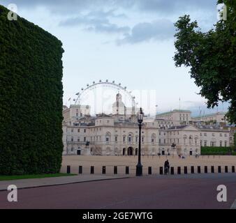 London, Greater London, England, August 10 2021: Horse Guards Parade mit dem London Eye und einem beleuchteten Straßenlicht im Vordergrund. Stockfoto