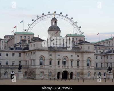 London, Greater London, England, 10 2021. August: Horse Guards Parade mit dem London Eye im Hintergrund. Stockfoto