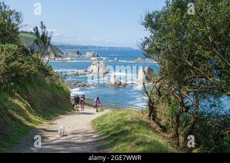 Menschen, die von Playa del silencio Gaviero an der asturischen Küste zu Fuß gehen. August 2021. Spanien Stockfoto