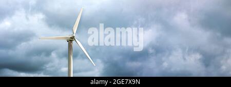 Windmühlen für die Stromerzeugung. Windturbine vor dem Hintergrund eines dunklen düsteren Himmels, windiges Wetter in Norwegen, Ort, um Text einzufügen Stockfoto