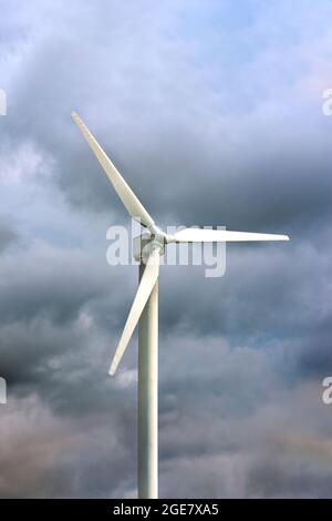 Windmühlen für die Stromerzeugung. Windturbine vor dem Hintergrund eines dunklen düsteren Himmels, windiges Wetter in Norwegen, Ort, um Text einzufügen Stockfoto