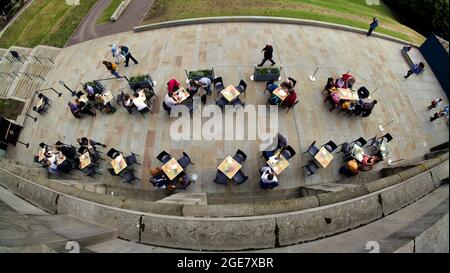 Edinburgh, Schottland, 17th. August 2021. UK Wetter: Sonnentag sah Sitzgelegenheiten im Freien im Vew Café National Gallery of Scotland Café und Restaurant mit Blick auf Princes Street Gardens Festival Fringe Street Rückkehr als glückliche Einheimische und Touristen in der Sonne sitzen und ein wenig Humor und Spaß in der Stadt genießen. Credit Gerard Ferry/Alamy Live News Stockfoto