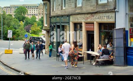 Edinburgh, Schottland, 17. August 2021. UK Wetter: Sonnentag sah Festival Fringe Street Rückkehr als glückliche Einheimische und Touristen in der Sonne sitzen und ein wenig Humor und Spaß in der Stadt genießen. Credit Gerard Ferry/Alamy Live News Stockfoto