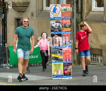Edinburgh, Schottland, 17. August 2021. UK Wetter: Sonnentag sah Festival Fringe Street Rückkehr als glückliche Einheimische und Touristen in der Sonne sitzen und ein wenig Humor und Spaß in der Stadt genießen. Credit Gerard Ferry/Alamy Live News Stockfoto