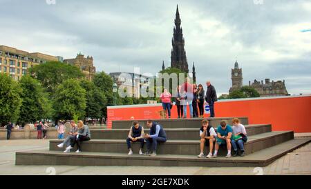 Edinburgh, Schottland, 17. August 2021. UK Wetter: Sonnentag sah Festival Fringe Street Rückkehr als glückliche Einheimische und Touristen in der Sonne sitzen und ein wenig Humor und Spaß in der Stadt genießen. Credit Gerard Ferry/Alamy Live News Stockfoto