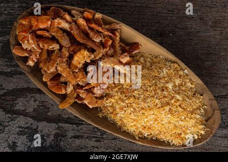 Ganze und gemahlene geräucherte Krebse. Geräucherte Garnelen. Stockfoto