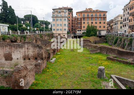 Ruinen des Ludus Magnus in Rom an einem Sommertag. Die Ludus Magnus (auch bekannt als die große Gladiatorenschule) war die größte der GLAD Stockfoto