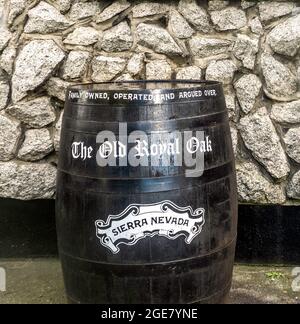 Ein altes Whiskey-Fass vor dem Old Royal Oak Pub in Kilmainham, Dublin, Irland, mit der Legende, ‘im Familienbesitz, Betrieben und argumentiert“. Stockfoto