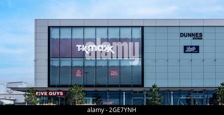 Das T K Maxx-Bekleidungsgeschäft und das Five Guys-Restaurant sind die Bewohner einer neuen Erweiterung des Liffey Valley Shopping Centre in Dublin, Irland Stockfoto