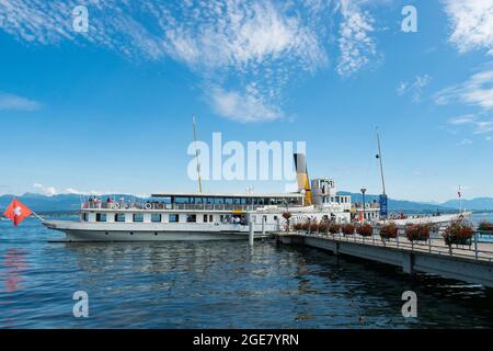 Nyon, Schweiz - 10. Juli 2021: Ein Raddampfer auf dem Lac Leman Stockfoto