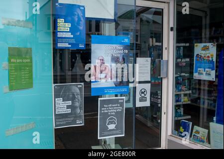 Sunningdale, Ascot, Bergen, Großbritannien. August 2021. Kostenlose schnelle Covid-19-Tests und Impfwerbung im Fenster einer Apotheke. Ab gestern müssen sich die Menschen in England nicht mehr selbst isolieren, wenn sie von der Track and Trace App angepingt werden, es sei denn, sie haben einen positiven Covid-19-Test. In diesem Fall müssen sie sich weiterhin selbst isolieren. Quelle: Maureen McLean/Alamy Stockfoto