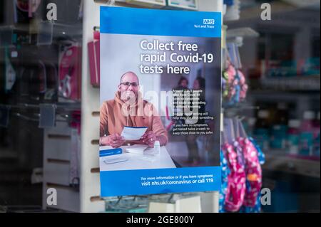 Sunningdale, Ascot, Bergen, Großbritannien. August 2021. Kostenlose schnelle Covid-19-Tests und Impfwerbung im Fenster einer Apotheke. Ab gestern müssen sich die Menschen in England nicht mehr selbst isolieren, wenn sie von der Track and Trace App angepingt werden, es sei denn, sie haben einen positiven Covid-19-Test. In diesem Fall müssen sie sich weiterhin selbst isolieren. Quelle: Maureen McLean/Alamy Stockfoto