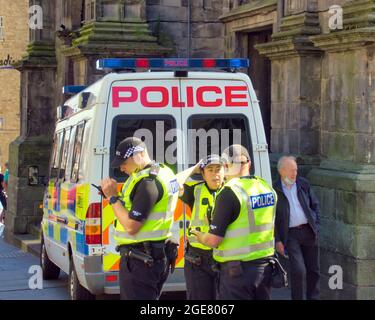 Edinburgh, Schottland, 17. August 2021. UK Wetter: Sonnentag sah Festival Fringe Street Rückkehr als glückliche Einheimische und Touristen in der Sonne sitzen und ein wenig Humor und Spaß in der Stadt genießen. Credit Gerard Ferry/Alamy Live News Stockfoto