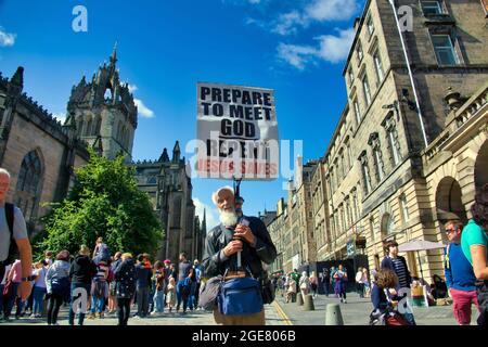 Edinburgh, Schottland, 17. August 2021. UK Wetter: Sonnentag sah Festival Fringe Street Rückkehr als glückliche Einheimische und Touristen in der Sonne sitzen und ein wenig Humor und Spaß in der Stadt genießen. Credit Gerard Ferry/Alamy Live News Stockfoto