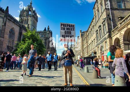 Edinburgh, Schottland, 17. August 2021. UK Wetter: Sonnentag sah Festival Fringe Street Rückkehr als glückliche Einheimische und Touristen in der Sonne sitzen und ein wenig Humor und Spaß in der Stadt genießen. Credit Gerard Ferry/Alamy Live News Stockfoto