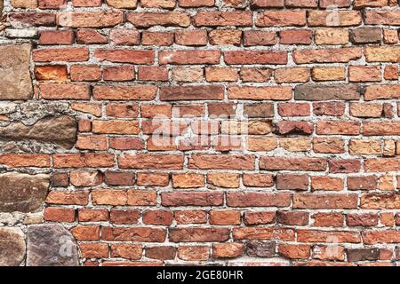 Alte rote Backsteinmauer, grunge Hintergrund. Platz für Text kopieren. Stockfoto