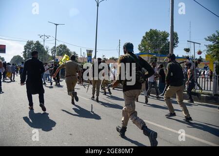 Srinagar, Indien. August 2021. Die indische Polizei verfolgt die Trauernden der schiitischen Kashmiri, die an der Muharram-Prozession teilnahmen. Regierungskräfte griffen zu Pelletfeuern, schweren Tränengas-Beschuss, Schlagstock-Beschuss und Luftfeuern gegen schiitische Muslime zurück, als sie sich den Beschränkungen im Rahmen der Pro-Freiheit-Slogans widersetzten, die 8. Muharram-Prozession in Srinagar zu übernehmen. In der Zwischenzeit wurden Dutzende von Medienvertretern, darunter Fotojournalisten, von den Polizeikräften, die berufliche Aufgaben erfüllten, geschlagen. Kredit: SOPA Images Limited/Alamy Live Nachrichten Stockfoto