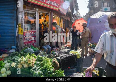 Srinagar, Indien. August 2021. Indische Polizisten klagen während der Muharram-Prozession Schlagstöcke auf die Trauernden der schiitischen Kashmiri an. Regierungskräfte griffen zu Pelletfeuern, schweren Tränengas-Beschuss, Schlagstock-Beschuss und Luftfeuern gegen schiitische Muslime zurück, als sie sich den Beschränkungen im Rahmen der Pro-Freiheit-Slogans widersetzten, die 8. Muharram-Prozession in Srinagar zu übernehmen. In der Zwischenzeit wurden Dutzende von Medienvertretern, darunter Fotojournalisten, von den Polizeikräften, die berufliche Aufgaben erfüllten, geschlagen. Kredit: SOPA Images Limited/Alamy Live Nachrichten Stockfoto