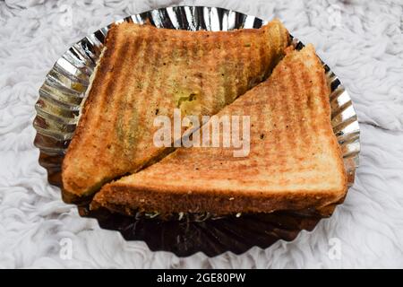 Käsefleisch Gegrilltes Sandwich getoasteter Grill Frühstücksartikel Draufsicht auf weißem Hintergrund. Leckeres vegetarisches kitschiges Gemüse mit grünem Chutney-Sand Stockfoto