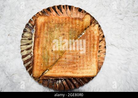 Käsefleisch Gegrilltes Sandwich getoasteter Grill Frühstücksartikel Draufsicht auf weißem Hintergrund. Leckeres vegetarisches kitschiges Gemüse mit grüner Chutney-Bombe Stockfoto