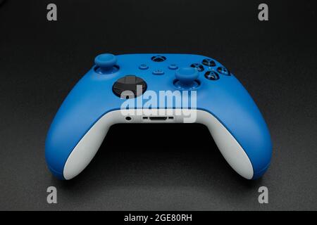 Malaga, Spanien - 11. August 2021: Blauer Xbox One Controller erscheint auf schwarzem Hintergrund Stockfoto