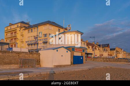 Langrune Sur Mer, Frankreich - 08 03 2020: Blick vom Strand aus auf das Rettungszentrum bei Sonnenaufgang Stockfoto