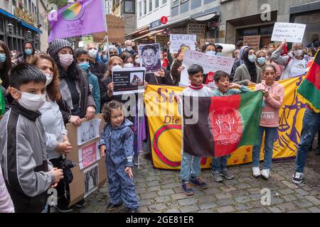 Spontane Kundgebung in Köln das Volk eine Luftbrücke, um möglichst viele bedrohte Menschen vor dem Terror der Taliban zu retten. Stockfoto