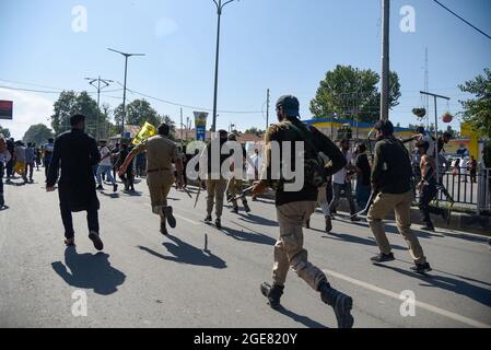 Srinagar, Indien. August 2021. Die indische Polizei verfolgt die Trauernden der schiitischen Kashmiri, die an der Muharram-Prozession teilnahmen. Regierungskräfte griffen zu Pelletfeuern, schweren Tränengas-Beschuss, Schlagstock-Beschuss und Luftfeuern gegen schiitische Muslime zurück, als sie sich den Beschränkungen im Rahmen der Pro-Freiheit-Slogans widersetzten, die 8. Muharram-Prozession in Srinagar zu übernehmen. In der Zwischenzeit wurden Dutzende von Medienvertretern, darunter Fotojournalisten, von den Polizeikräften, die berufliche Aufgaben erfüllten, geschlagen. (Foto von Idrees Abbas/SOPA Images/Sipa USA) Quelle: SIPA USA/Alamy Live News Stockfoto