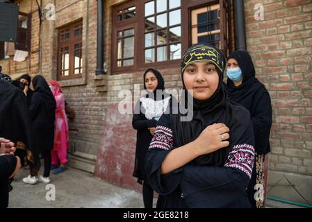 Srinagar, Indien. August 2021. Ein Mädchen aus Kaschmir posiert für ein Bild, als sie an der Muharram-Prozession teilnahm. Regierungskräfte griffen zu Pelletfeuern, schweren Tränengas-Beschuss, Schlagstock-Beschuss und Luftfeuern gegen schiitische Muslime zurück, als sie sich den Beschränkungen im Rahmen der Pro-Freiheit-Slogans widersetzten, die 8. Muharram-Prozession in Srinagar zu übernehmen. In der Zwischenzeit wurden Dutzende von Medienvertretern, darunter Fotojournalisten, von den Polizeikräften, die berufliche Aufgaben erfüllten, geschlagen. (Foto von Idrees Abbas/SOPA Images/Sipa USA) Quelle: SIPA USA/Alamy Live News Stockfoto