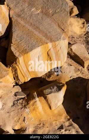 Attraktiver Sandstein mit Farbstreifen im Cutthroat Castle in Hovenweep National Monument, Colorado, USA Stockfoto