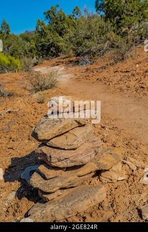 Cairn Marking Trail zum Cutthroat Castle im Hovenweep National Monument, Colorado, USA Stockfoto