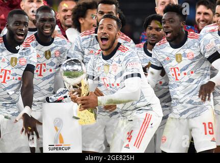 Dortmund, Deutschland. August 2021. Fußball, DFL-Supercup, Finale, Borussia Dortmund - Bayern München, Signal Iduna Park: Die Münchner feiern ihren Sieg. WICHTIGER HINWEIS: Gemäß den Bestimmungen der DFL Deutsche Fußball Liga und des DFB Deutscher Fußball-Bund ist es untersagt, im Stadion und/oder vom Spiel aufgenommene Fotos in Form von Sequenzbildern und/oder videoähnlichen Fotoserien zu verwenden oder zu verwenden. Quelle: Bernd Thissen/dpa/Alamy Live News Stockfoto