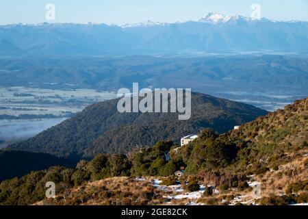 Blick über das Gray River Valley und die CES Clark Hut, den Paparoa Track (einer der großartigen Wanderwege Neuseelands), die Westküste, Südinsel, Neuseeland Stockfoto