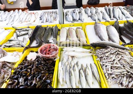 Markt für frische Meeresfrüchte in Batumi Georgia. Lebender Fisch im Eis. Stockfoto