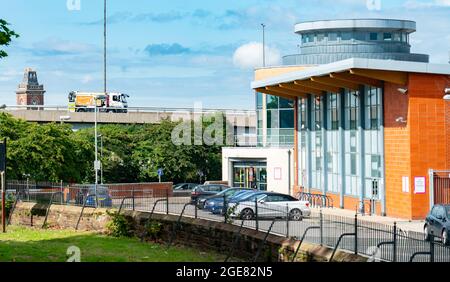 Alsop Lifestyles Freizeitzentrum mit Swimmingpool, in Walton Village, mit dem alten Walton Hospital Tower hinter Queens Drive Flyover. Stockfoto