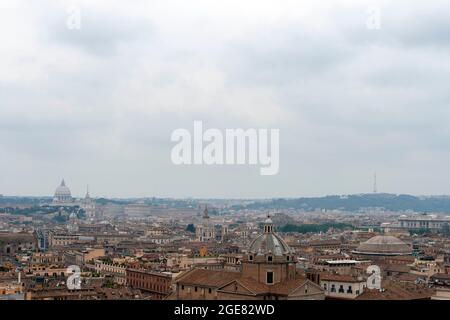 Landschaft von Rom an einem bewölkten Sommertag mit dem Vatikan im Hintergrund. Stockfoto