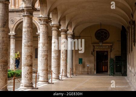 Innenhof der Galerie Doria Pamphilj in Rom, Italien. Stockfoto