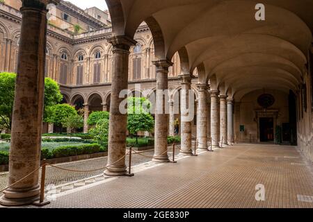 Innenhof der Galerie Doria Pamphilj in Rom, Italien. Stockfoto