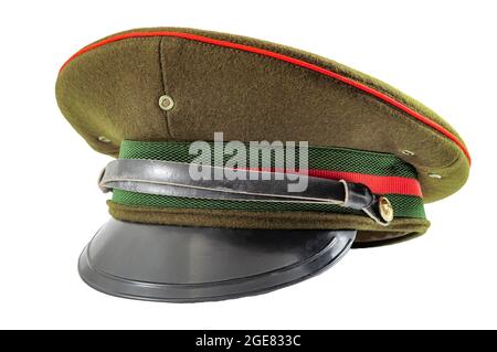 Russischer Militärhut und uniformkonzept der sowjetischen Armee mit Armeeoffizierenkappe isoliert auf weißem Hintergrund mit Ausschnitt-Pfad Stockfoto