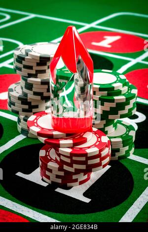 Casino-Glücksspiel, sucht nach Glücksspielen und Roulette-Glückszahlenkonzept mit Gewinnmarker (genannt Dolly), der auf einem Stapel Chips auf dem Gewinn platziert wird Stockfoto